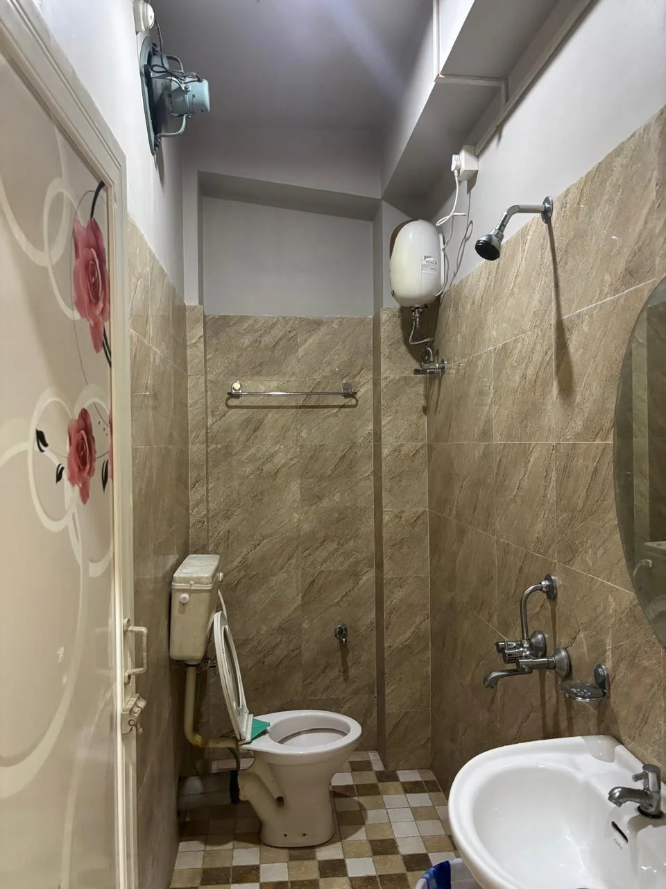 Attached bathroom at Hotel Landfall