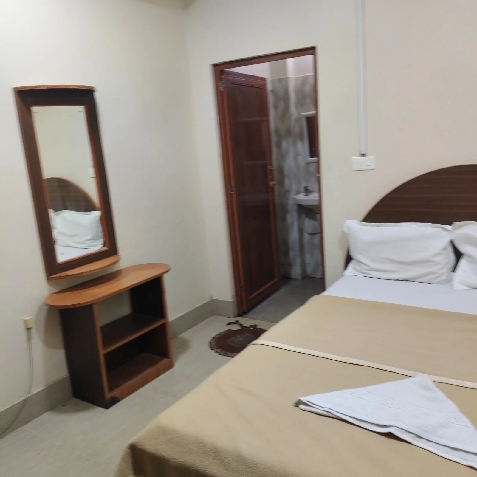 Standard room bed and attached bathroom